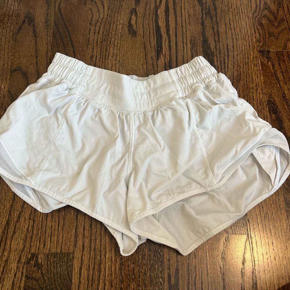 Lululemon Hotty Hot size 4, 2.5 inches, white